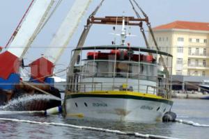Poreč, 28. travnja 2011. - brod 'Arupinum' izvađen je iz mora uz pomoć pontonske dizalice 'Zvonko' u vlasništvu tvrtke 'Karabarus' iz Rijeke (Foto: Glas Istre)